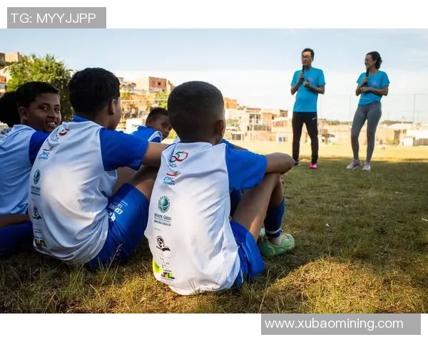 小人们的足球梦奇幻冒险之旅在绿茵场上展现友谊与团结的力量