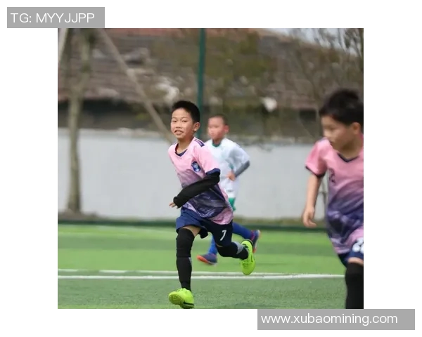 在阳光下奔跑的亮亮与他的足球梦想之旅